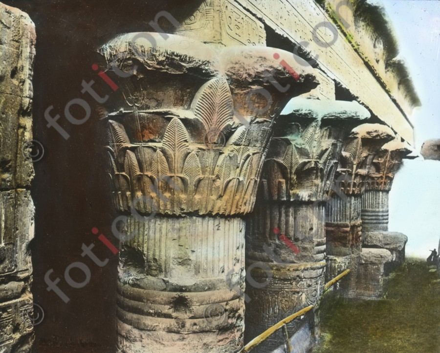 Säulenkapitelle des altägyptischen Chnum-Tempels | Column capitals of the ancient Egyptian Chnum temple  (foticon-simon-008-063.jpg)